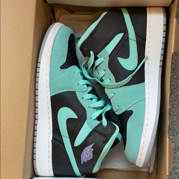 Shoes - Air Jordan 1 Mid Black GS 555112 045